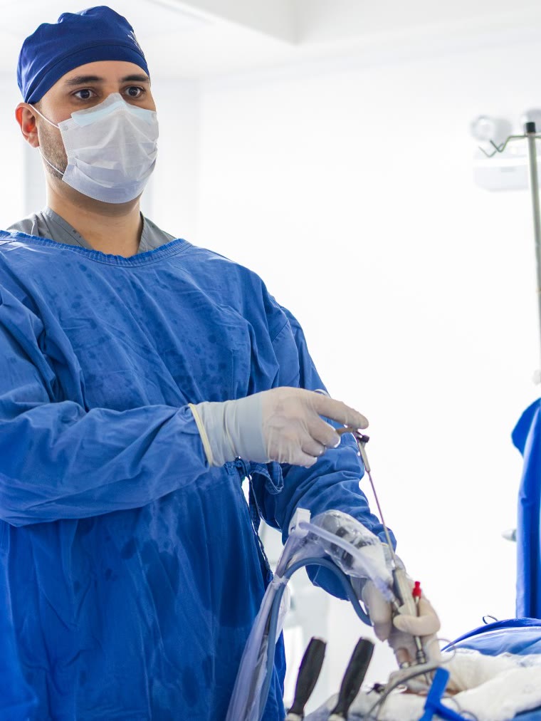 Dr. Ricardo Penteado durante uma cirurgia de coluna